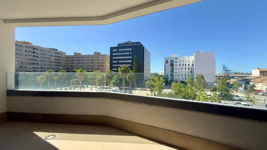 Apartamento de 3 dormitorios en Alicante, España No. 2408 № 1