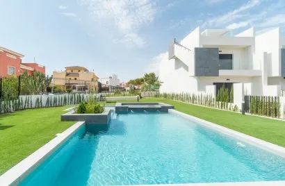 Bungalow de 2 dormitorios en Los Balcones, España No. 1700
