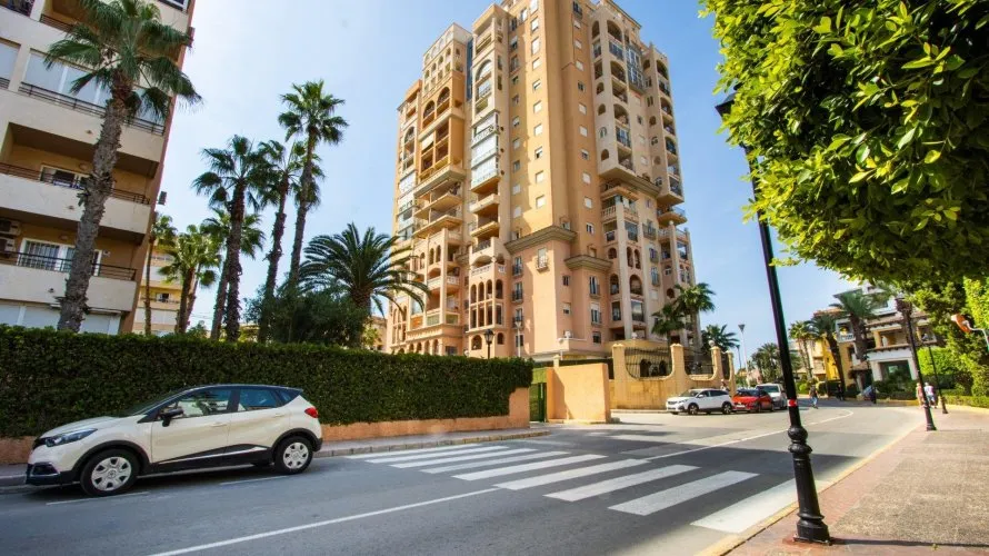 Apartamento de 3 dormitorios en Torrevieja, España No. 1569 № 1