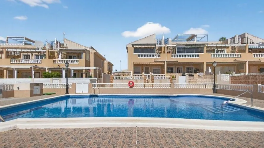 Сasa de 2 dormitorios en Torrevieja, España No. 2448 № 1