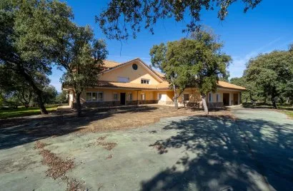 Villa de 8 dormitorios en Colmenarejo, España No. 2603