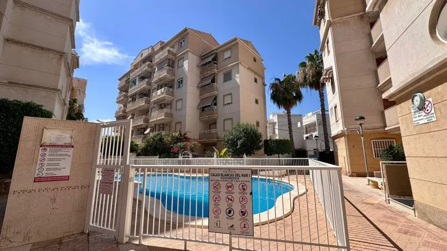 Apartamento de 2 dormitorios en Torrevieja, España No. 2735 № 2