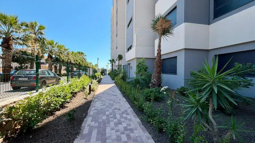 Apartamento de 2 dormitorios en Torrevieja, España No. 2818 № 1