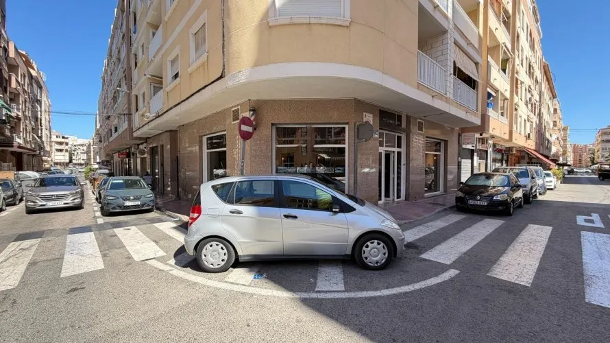 Propiedad comercial de 121m² en Torrevieja, España No. 3085 № 2