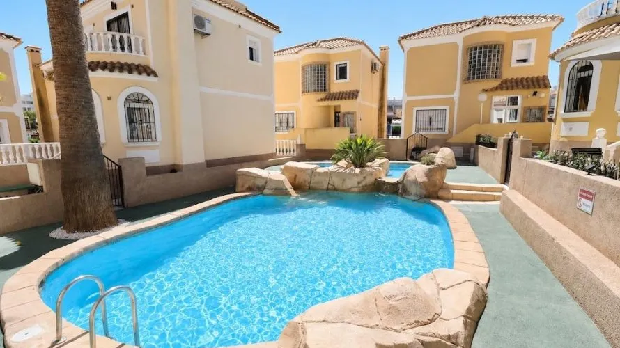 Apartamento de 3 dormitorios en Campoamor, España No. 2815