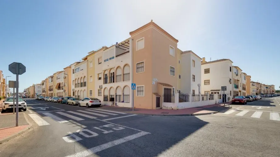 Bungalow de 60m² en Torrevieja, España No. 3080 № 1