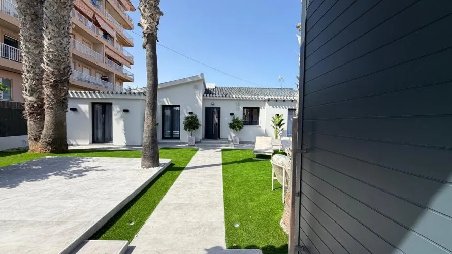 Villa de 4 dormitorios en Torrevieja, España No. 3232 № 1