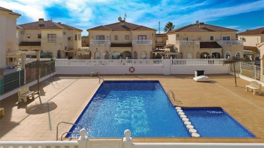 Сasa de 3 dormitorios en Torrevieja, España No. 3272 № 2