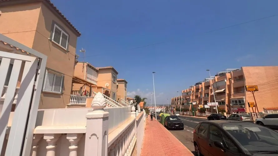 Bungalow de 2 dormitorios en Torrevieja, España No. 3210 № 2