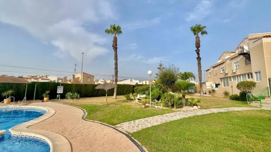 Bungalow de 2 dormitorios en Alicante, España No. 3209 № 1