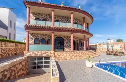 Villa de 624m² en La Zenia, España No. 3164