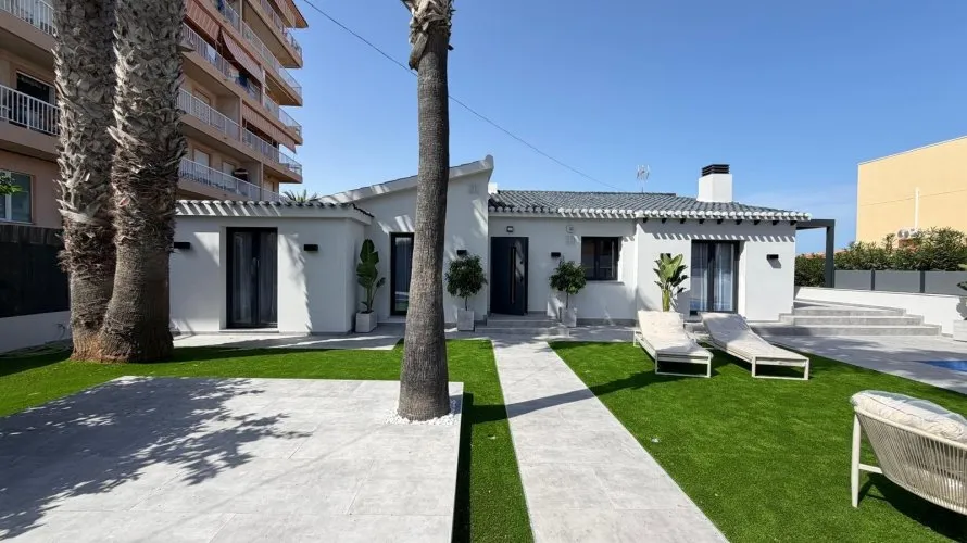Villa de 4 dormitorios en Torrevieja, España No. 3232 № 2