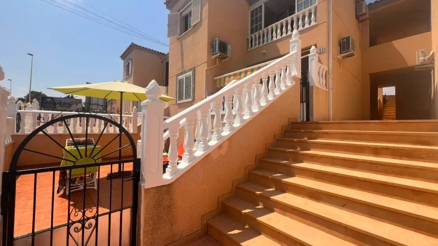 Bungalow de 2 dormitorios en Torrevieja, España No. 3210 № 1