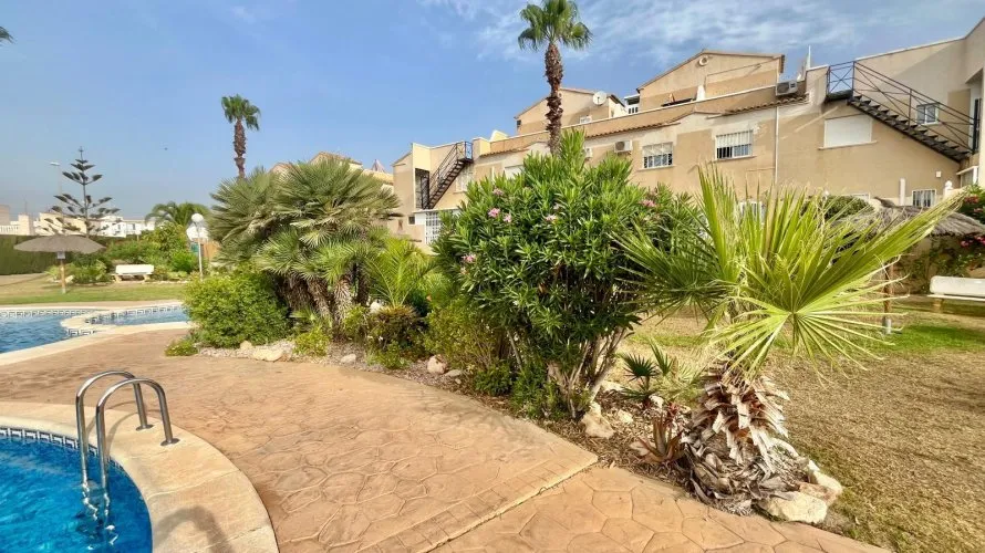 Bungalow de 2 dormitorios en Alicante, España No. 3209 № 2