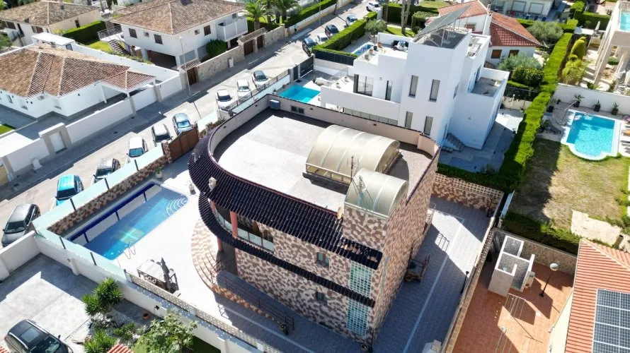 Villa de 624m² en La Zenia, España No. 3164 № 1