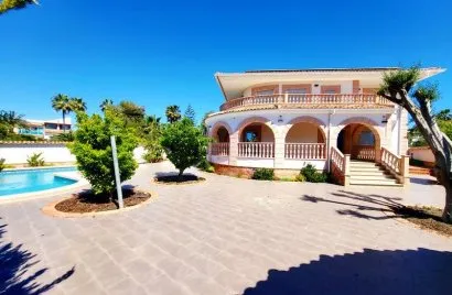 Villa de 4 dormitorios en Rojales, España No. 3260