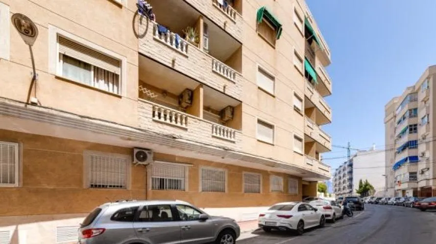 Apartamento de 2 dormitorios en Torrevieja, España No. 3203 № 2