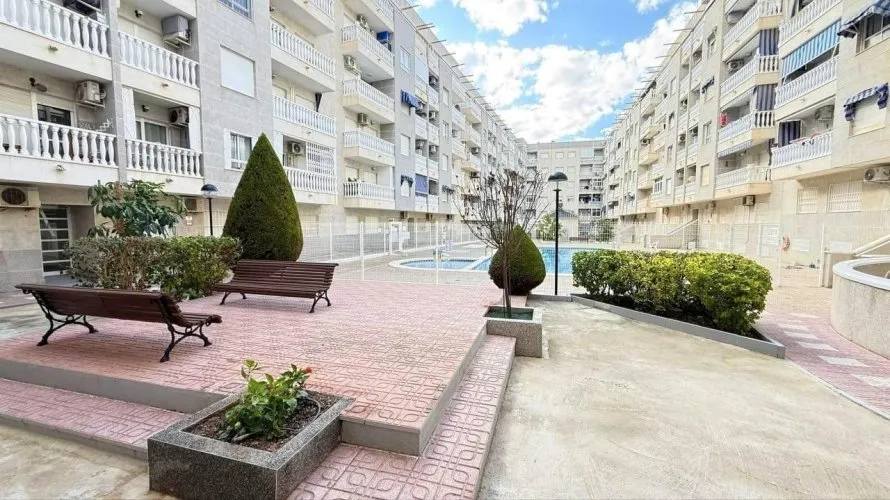 Apartamento de 1 dormitorio en Torrevieja, España No. 3336 № 2
