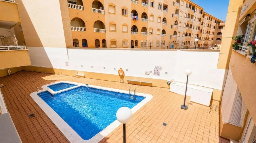 Parcela de 2 dormitorios en Torrevieja, España No. 3347