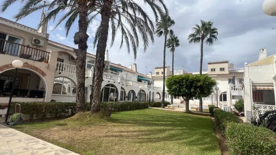 Сasa de 2 dormitorios en Torrevieja, España No. 3548 № 2