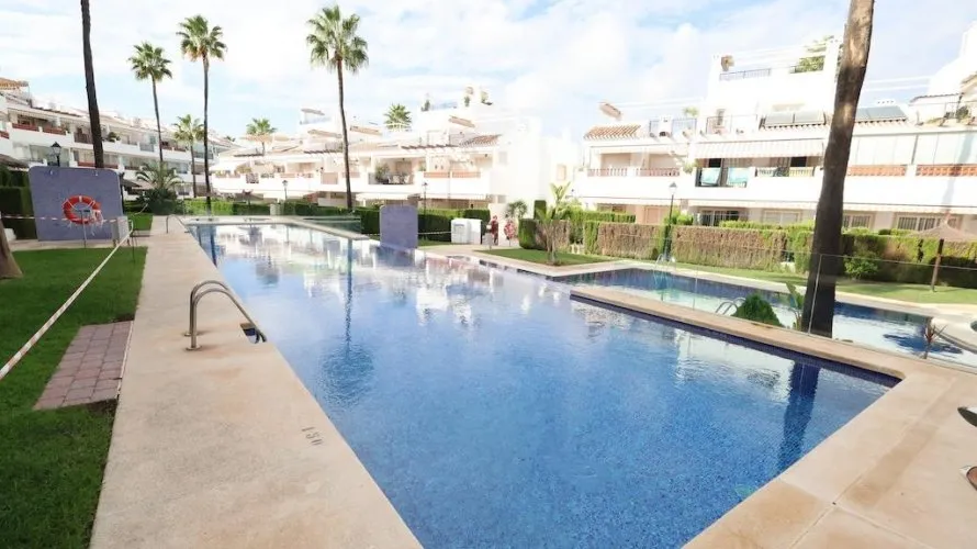 Apartamento de 2 dormitorios en Alicante, España No. 3577 № 2