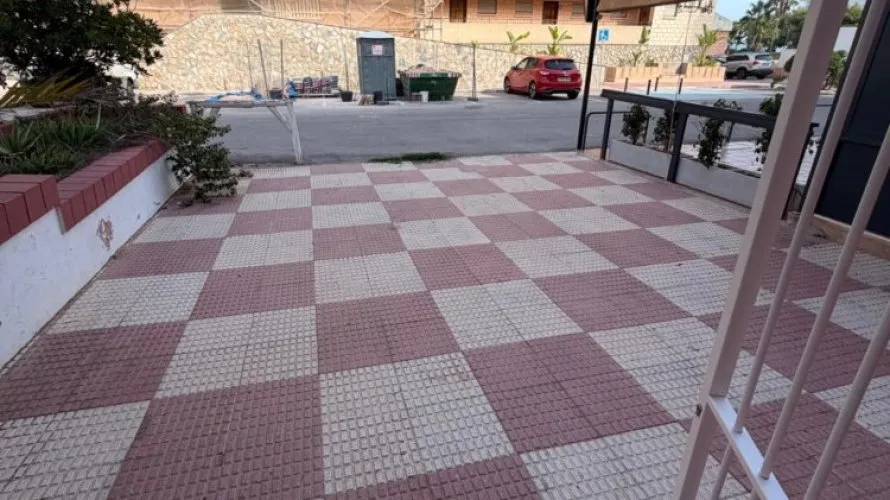 Propiedad comercial de 100m² en Torrevieja, España No. 3563