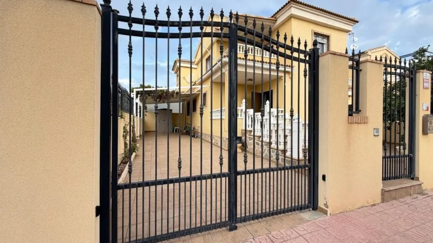 Villa de 4 dormitorios en Alicante, España No. 3556 № 28