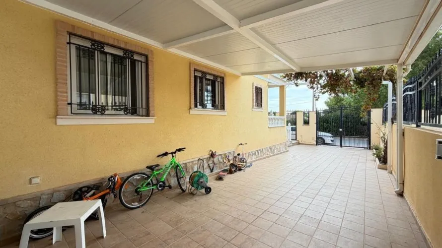 Villa de 4 dormitorios en Alicante, España No. 3556 № 23