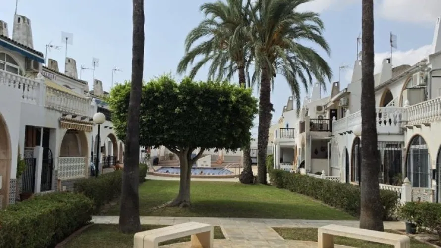 Сasa de 2 dormitorios en Torrevieja, España No. 3548 № 1