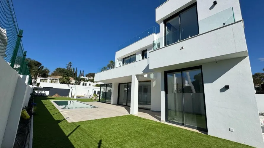 Villa de 4 chambres à Estepona, Spain No. 806 № 1