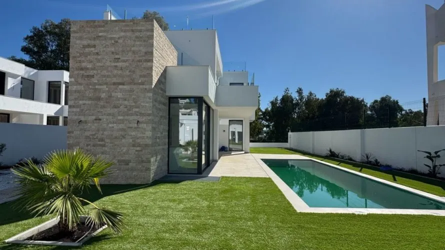 Villa de 4 chambres à Estepona, Spain No. 806 № 2