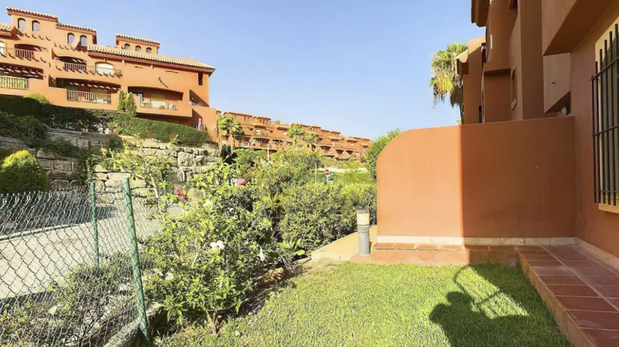 Apartment de 2 chambres à Estepona, Spain No. 611 № 4
