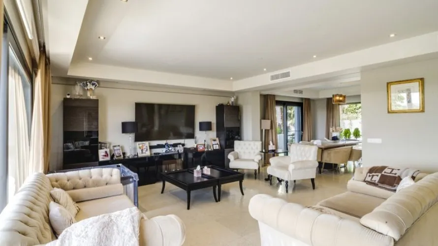 Villa de 5 chambres à Marbella, Spain No. 929