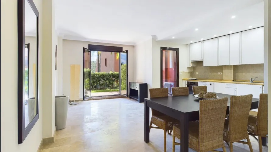 Apartment de 2 chambres à Estepona, Spain No. 611 № 2