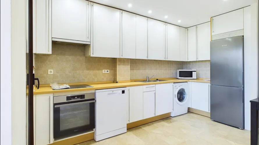 Apartment de 2 chambres à Estepona, Spain No. 611 № 1