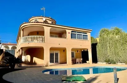 Villa de 4 chambres à Torrevieja, Spain No. 1466
