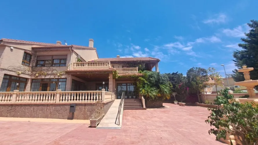 Commercial property de 871m² à La Zenia, Espagne No. 1459 № 3