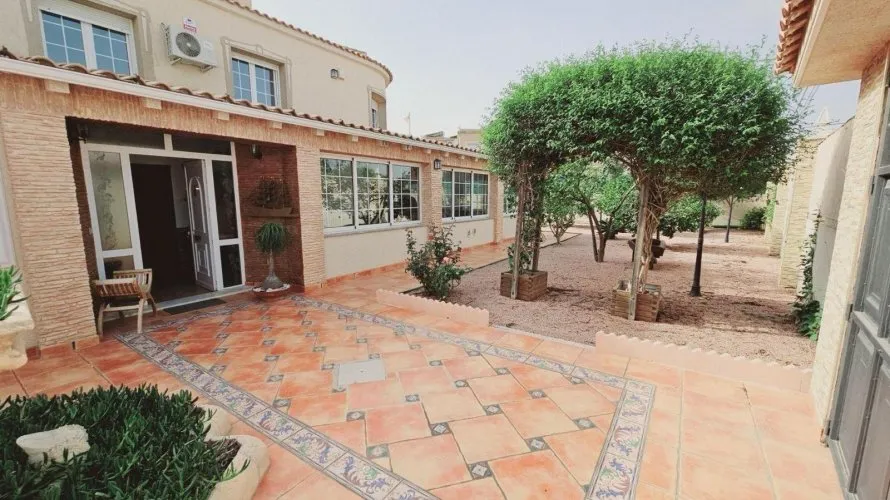 Villa de 5 chambres à Torrevieja, Espagne No. 2065 № 1