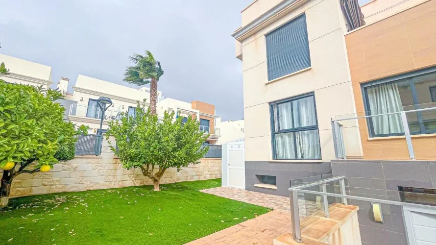 Villa de 5 chambres à La Zenia, Espagne No. 2527 № 18