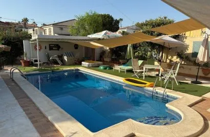 Villa de 4 chambres à Torrevieja, Espagne No. 2077
