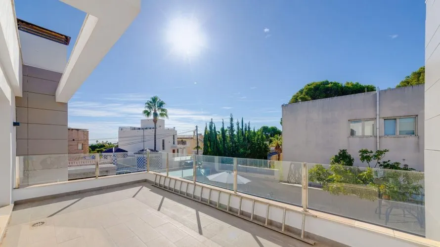 Villa de 461m² à Torrevieja, Espagne No. 2244