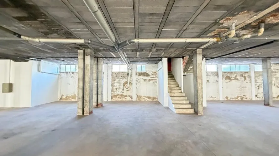Commercial property de 2800m² à Torrevieja, Espagne No. 2675 № 2