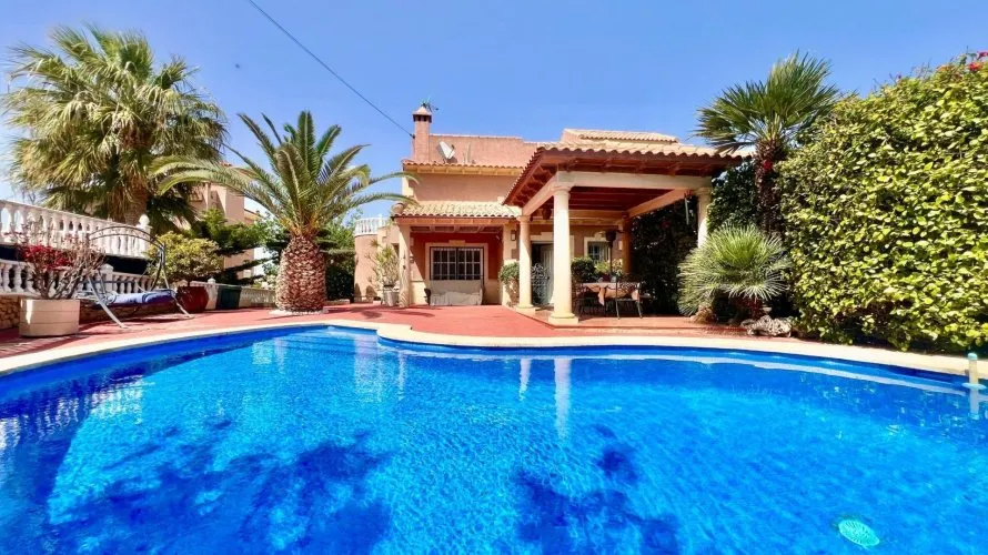 Villa de 3 chambres à Torrevieja, Espagne No. 1486 № 1