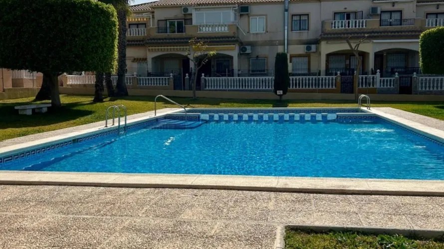 Bungalow de 2 chambres à Torrevieja, Espagne No. 2436 № 1