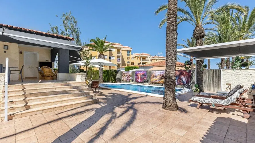 Villa de 4 chambres à Torrevieja, Espagne No. 2165