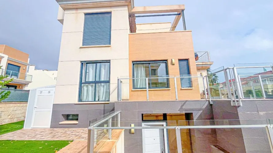 Villa de 5 chambres à La Zenia, Espagne No. 2527 № 20