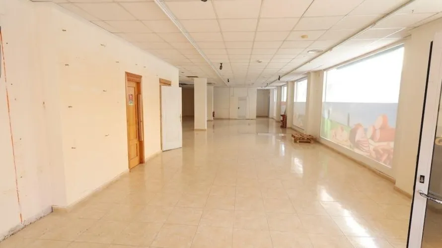 Commercial property de 452m² à Torrevieja, Espagne No. 2104 № 1