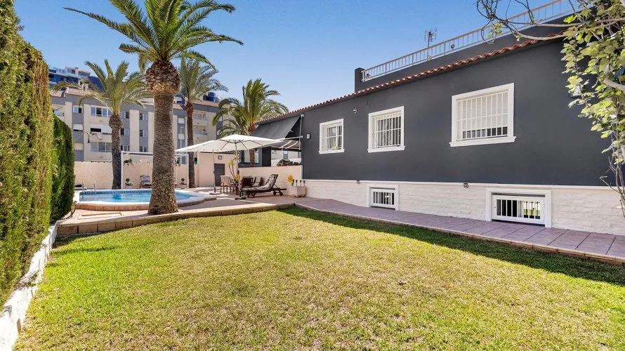 Villa de 4 chambres à Torrevieja, Espagne No. 2165 № 22
