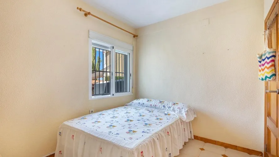 Villa de 4 chambres à Torrevieja, Espagne No. 2165 № 11