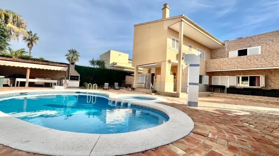 Villa de 4 chambres à Torrevieja, Espagne No. 1553 № 1